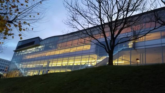 Exterior del edificio de la Biblioteca Ánxel Casal.