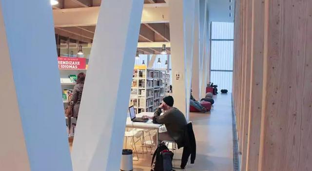 Imagen del interior de una biblioteca.