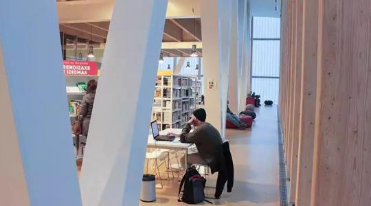 Imagen del interior de una biblioteca.