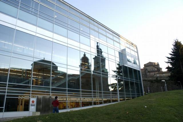 Fachada de la Biblioteca Pública Ánxel Casal de Santiago.
