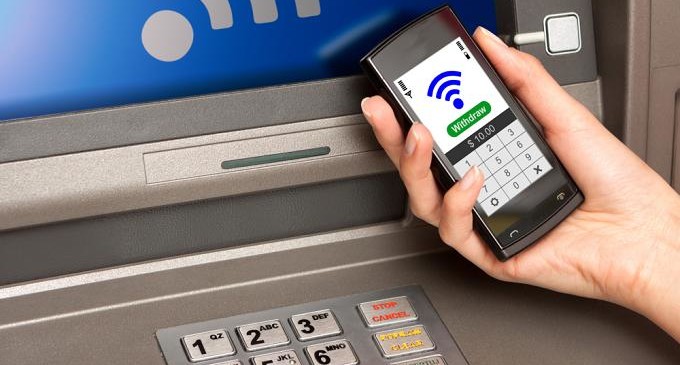 Aplicación de banca móvil para retirar efectivo en los cajeros automáticos.