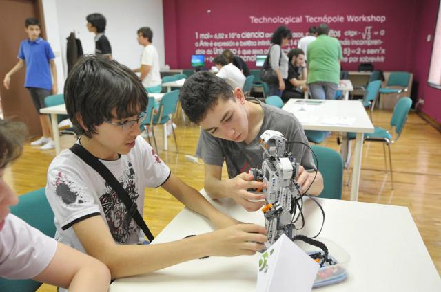 Jóvenes montando un robot.
