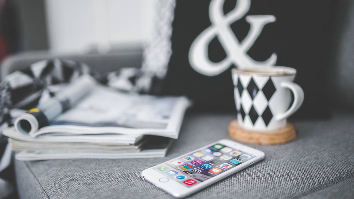 Smartphone encima de un sofá.