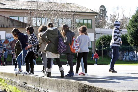 Chicos jugando en un patio escolar.