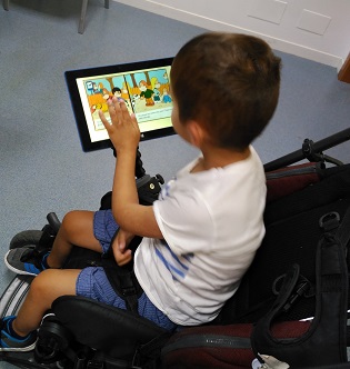 Niño en silla de ruedas usando una tablet.