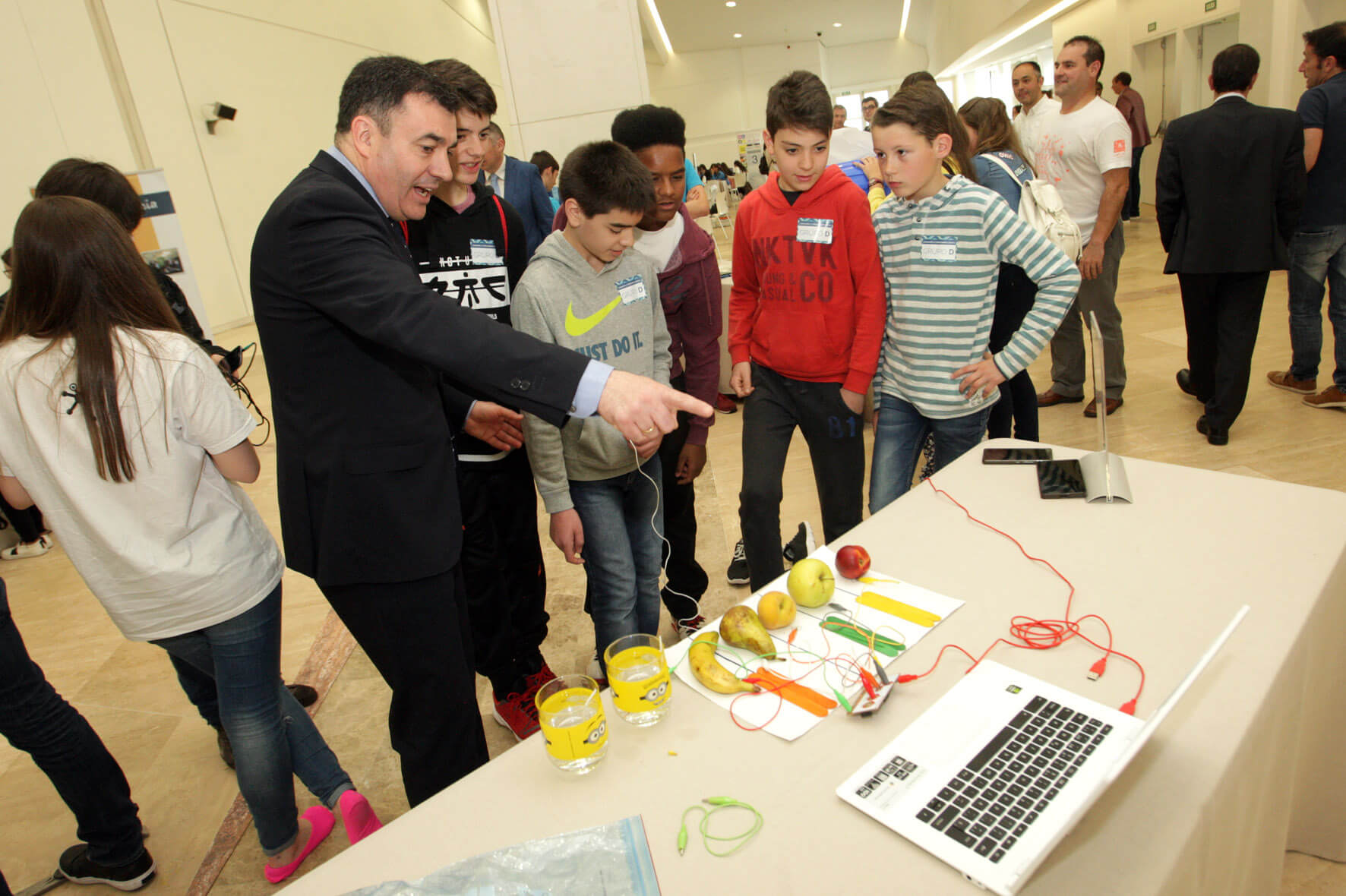 O Conselleiro Román Rodríguez con estudantes da ESO