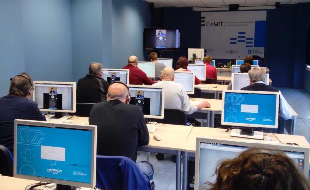 Usuarios dunha aula CeMIT.