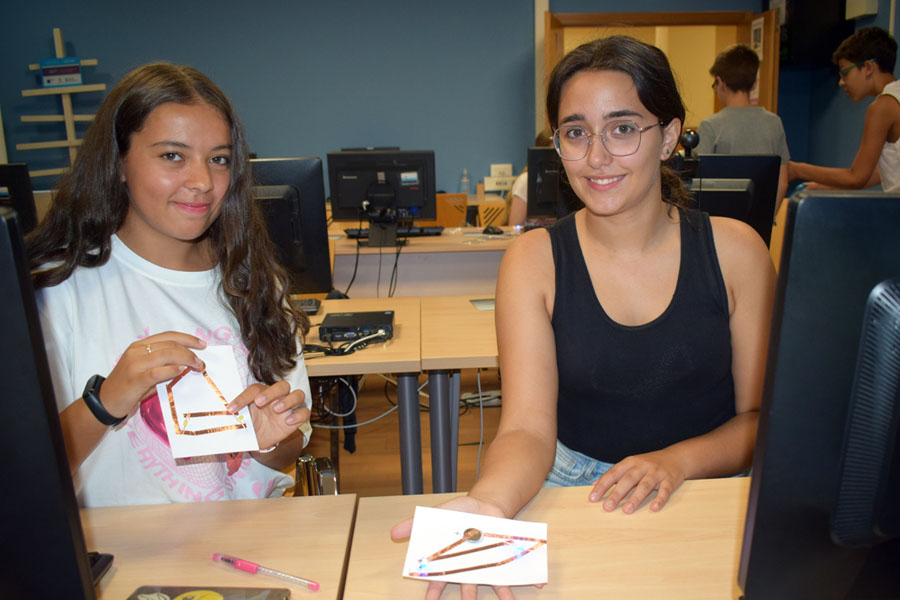 Dos chicas en el aula CeMIT de Valga.