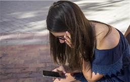 Chica usando un móvil.