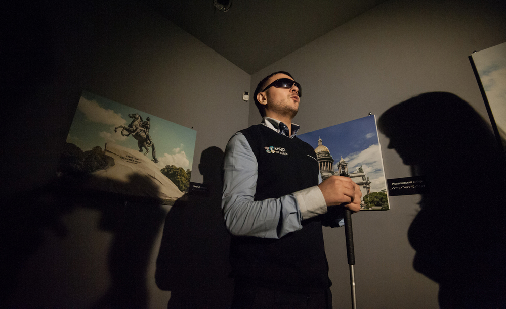 Un hombre ciego en el interior de un museo.