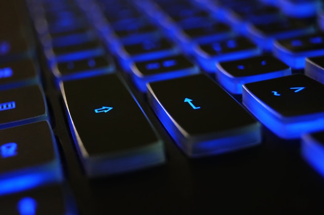 Teclado retroiluminado en azul.
