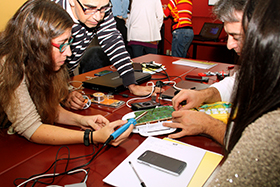 Técnicos del proyecto durante una de las formaciones para la adaptación de productos tecnológicos.