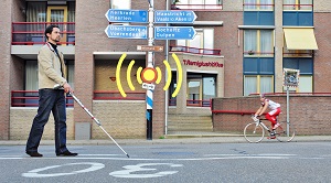 Persona ciega por la calle.