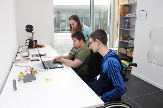 Personas con discapacidad usando las TIC.