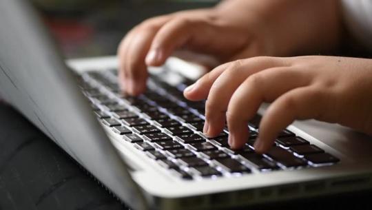 Manos sobre un teclado.