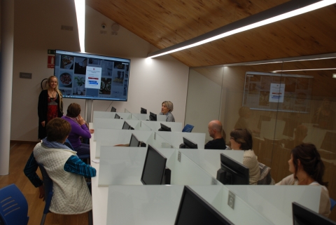 Personas asistiendo a una formación en TIC.