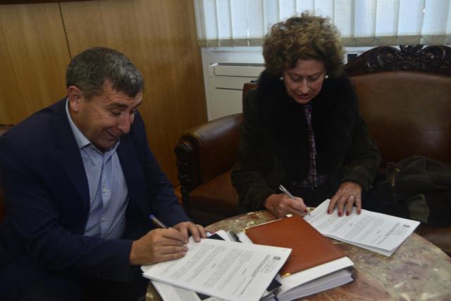 Firma del acuerdo entre el Ayuntamiento de Ribeira y la asociación Renacer.