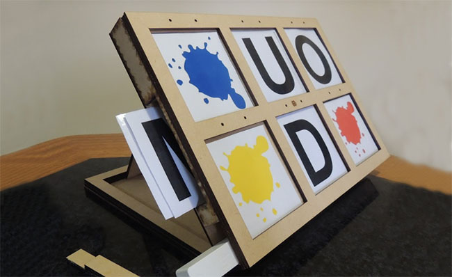 Imaxe dun taboleiro electrónico didáctico que participan no concurso de produtos de apoio de baixo custo.