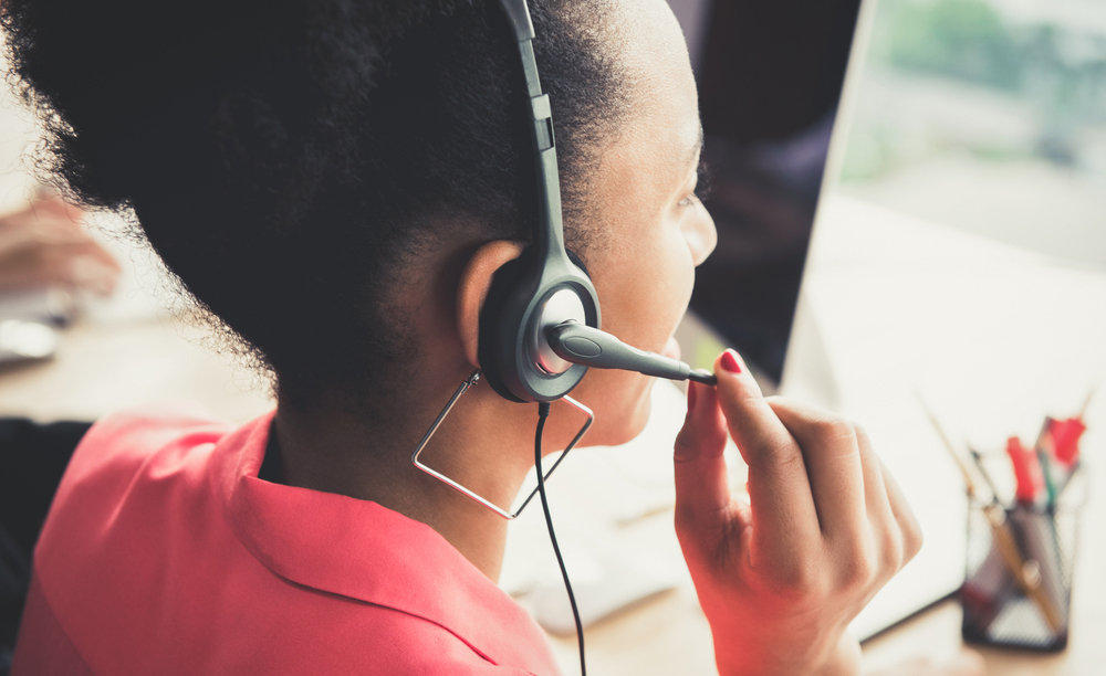Una mujer trabaja en un Contact Center.