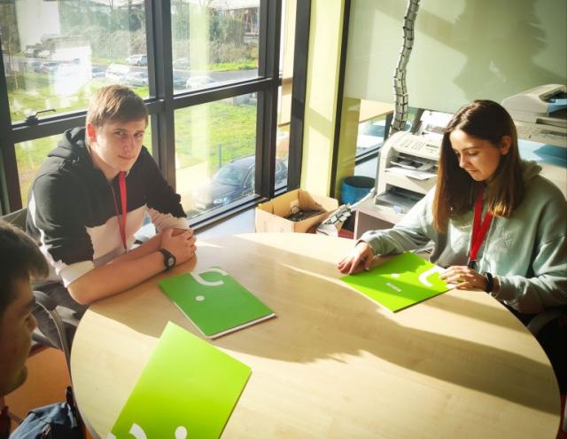 Estudiantes en las instalaciones de Coremain.