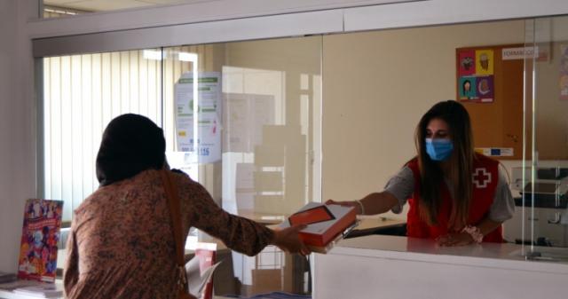 Acto de entrega de una tablet en la Cruz Roja.