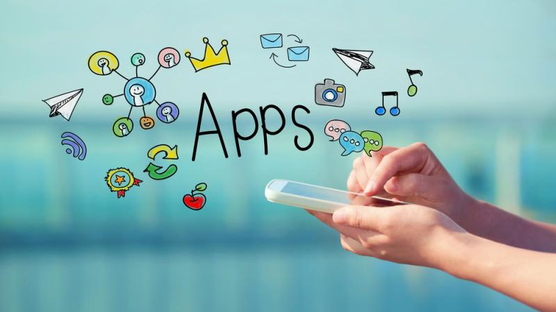 Una persona utiliza un móvil del que salen iconos y la palabra 'Apps'.