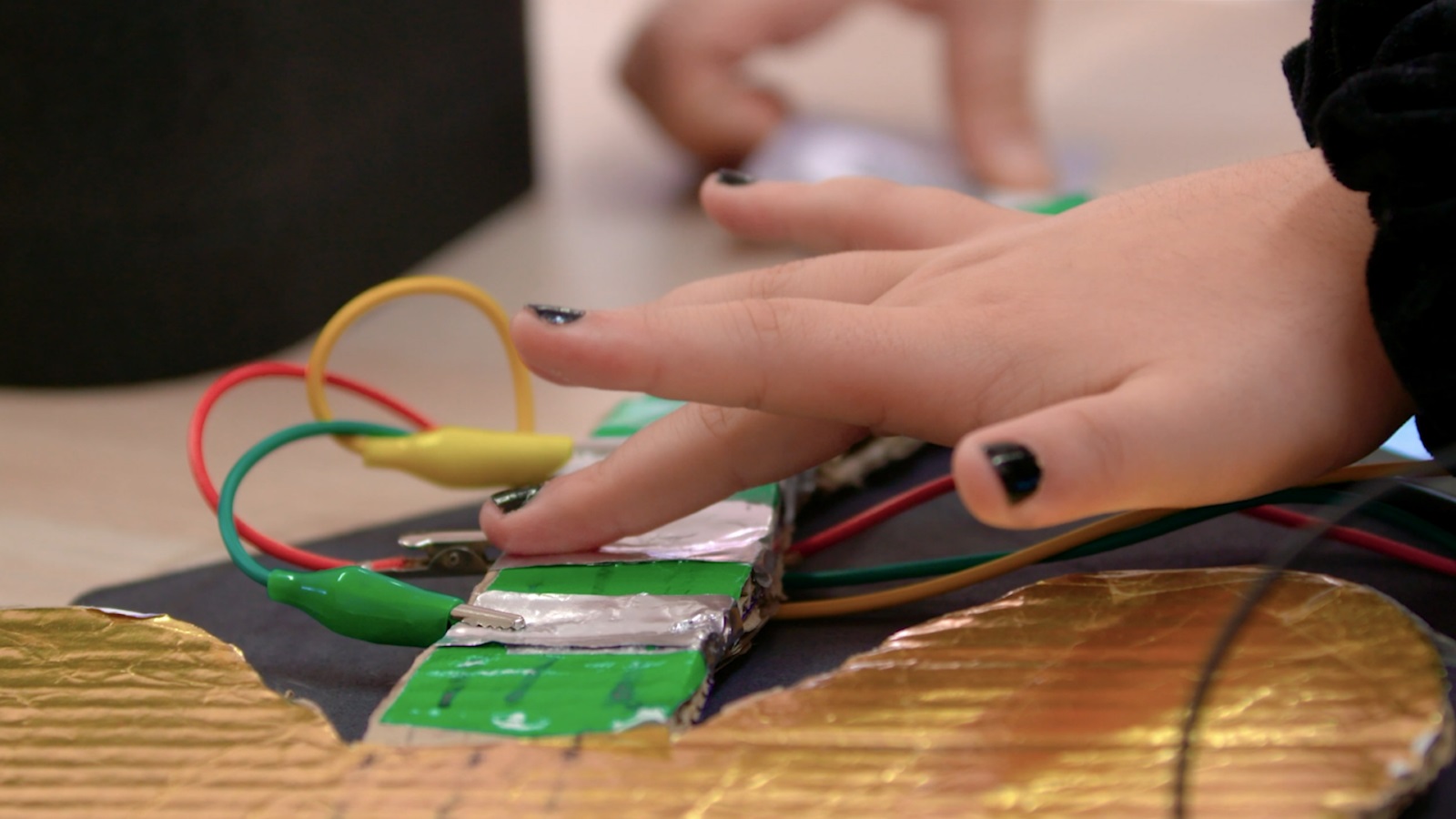 Man tocando teclado Makey Makey.