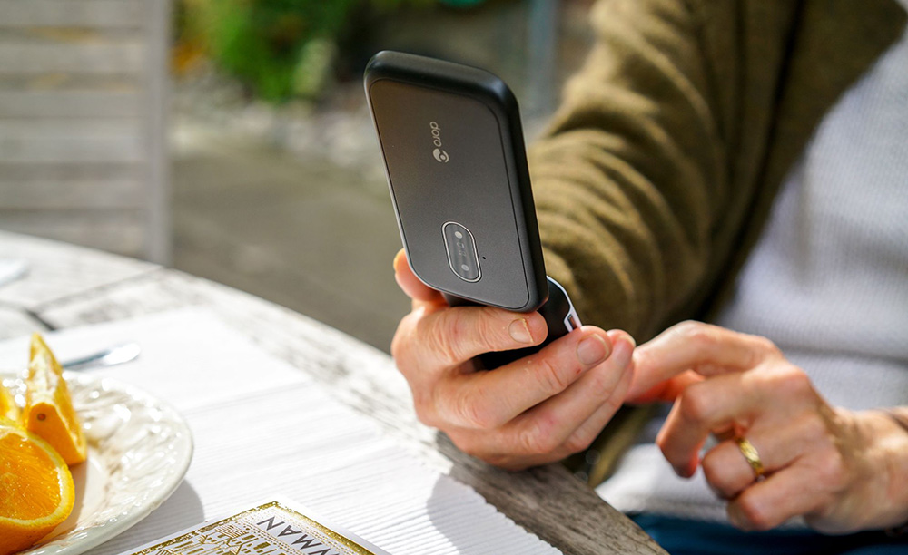 Unha persoa maior utiliza o novo Doro 7030.