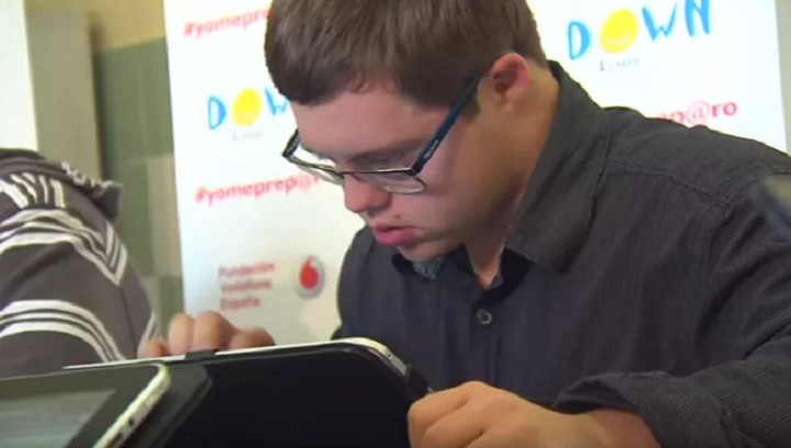 Persona con síndrome de Down usando una tableta.