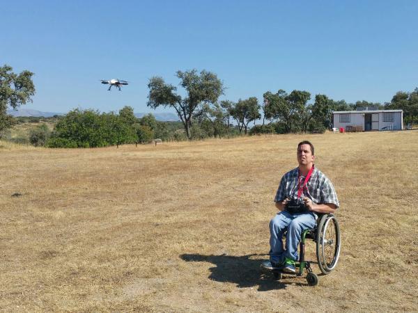 Persona en silla de ruedas pilotando un dron.