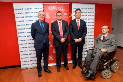 Firma del convenio entre Fundación ONCE y Samsung.
