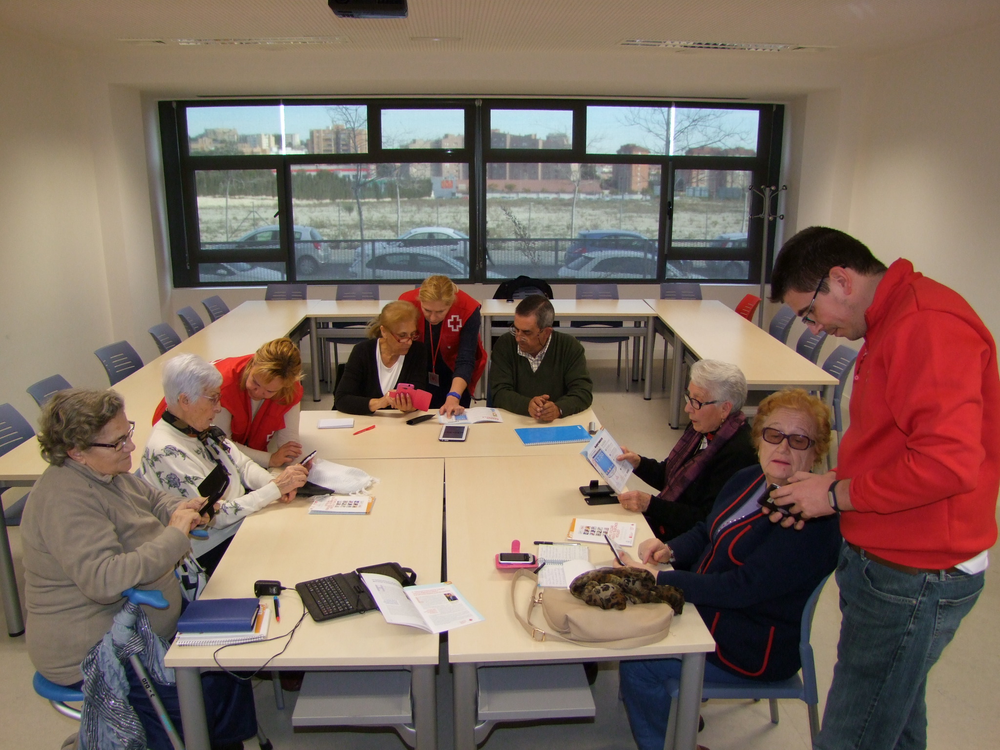 Mayores en un curso de smartphones.