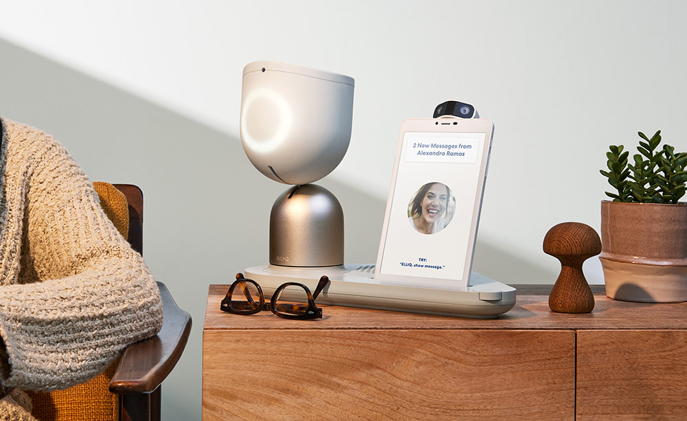 Fotografía de Elli-Q sobre un moble avisando de que o usuario recibiu varias mensaxes.