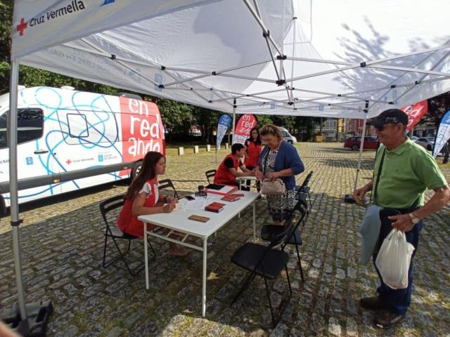 El bus de Enredando Tour en su parada en Arzúa.