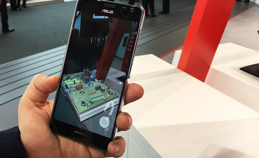 Un móbil utiliza EntamAR para mostrar un libro máxico sobre unha mesa baleira.