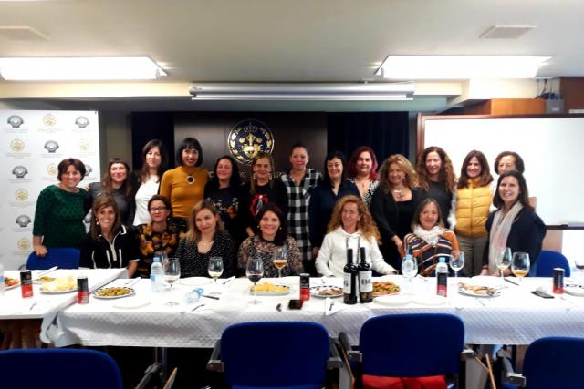 Foto de grupo de mujeres ingenieras.