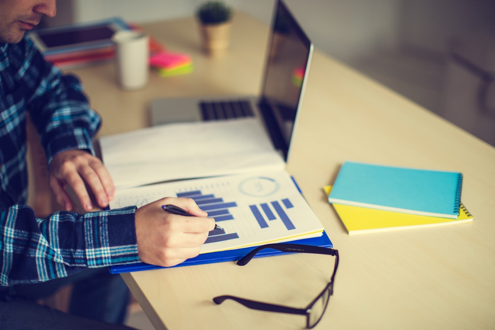 Escritorio con un portátil y papeles.