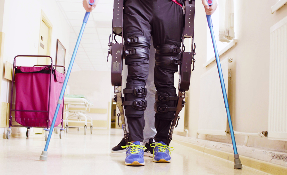 Imagen de una persona utilizando un exoesqueleto.