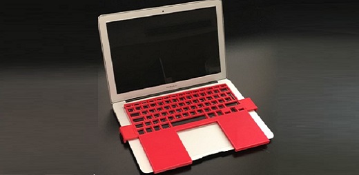 Funda-guía impresa en 3D para un teclado de portátil.