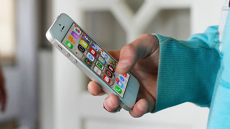 Mano sosteniendo un smartphone.