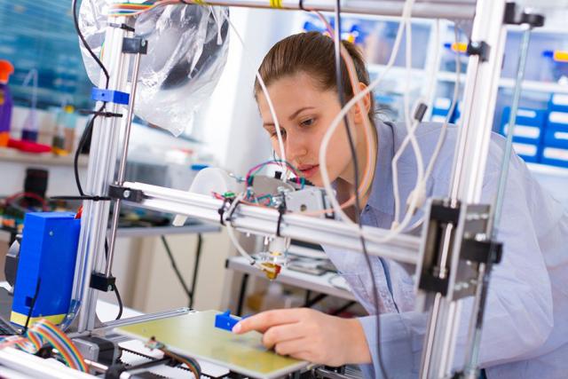 Chica usando una impresora 3D.