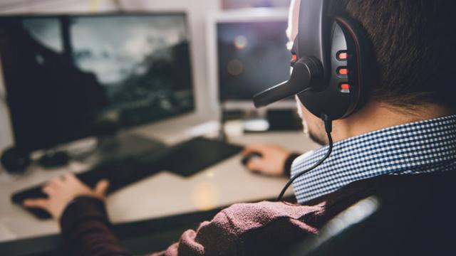 Jugador de videojuegos de espaldas.