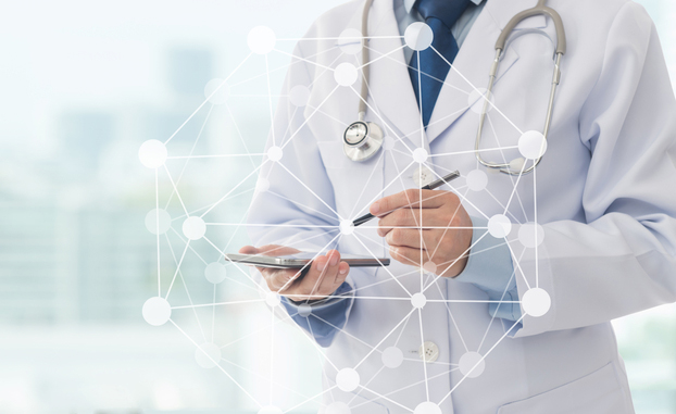 Infografía dun doutor utilizando un dispositivo móbil.