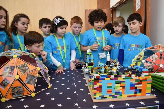 Niñas y niños participando en la Lego League.
