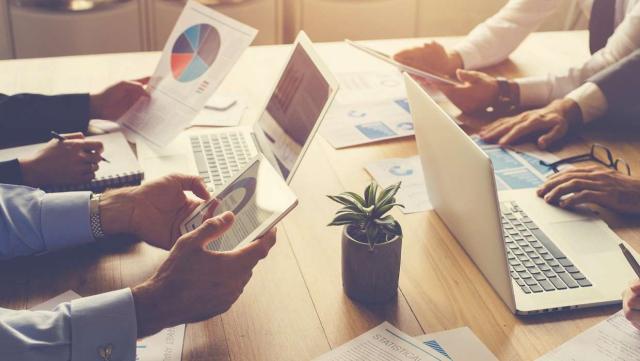 Reunión de trabajo en una oficina.