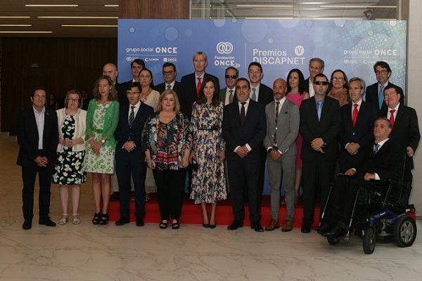 Foto de familia da entrega dos Premios Discapnet.