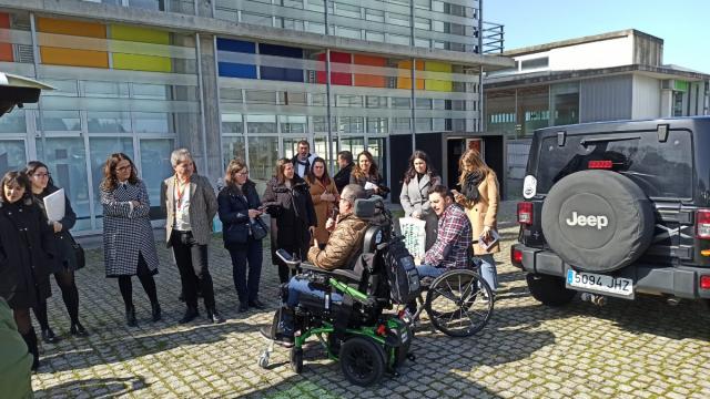 Personas en silla de ruedas delante de otras de pie delante del CITIC.