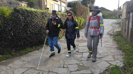 Persona ciega haciendo el Camino de Santiago.