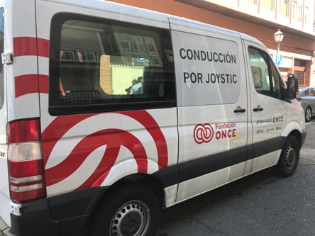 Furgoneta que se puede conducir con un joystick.