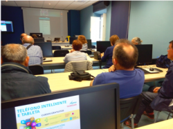 Personas mayores en un aula tecnológica.